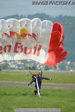 2013-06-29 Zeltweg Airpower 0425 Flag jump of parachutists